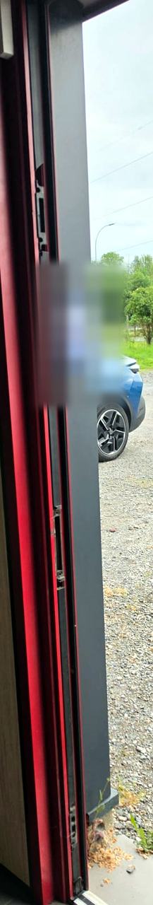 Chant de porte aluminium d'entreprise pendant le remplacement de la serrure
