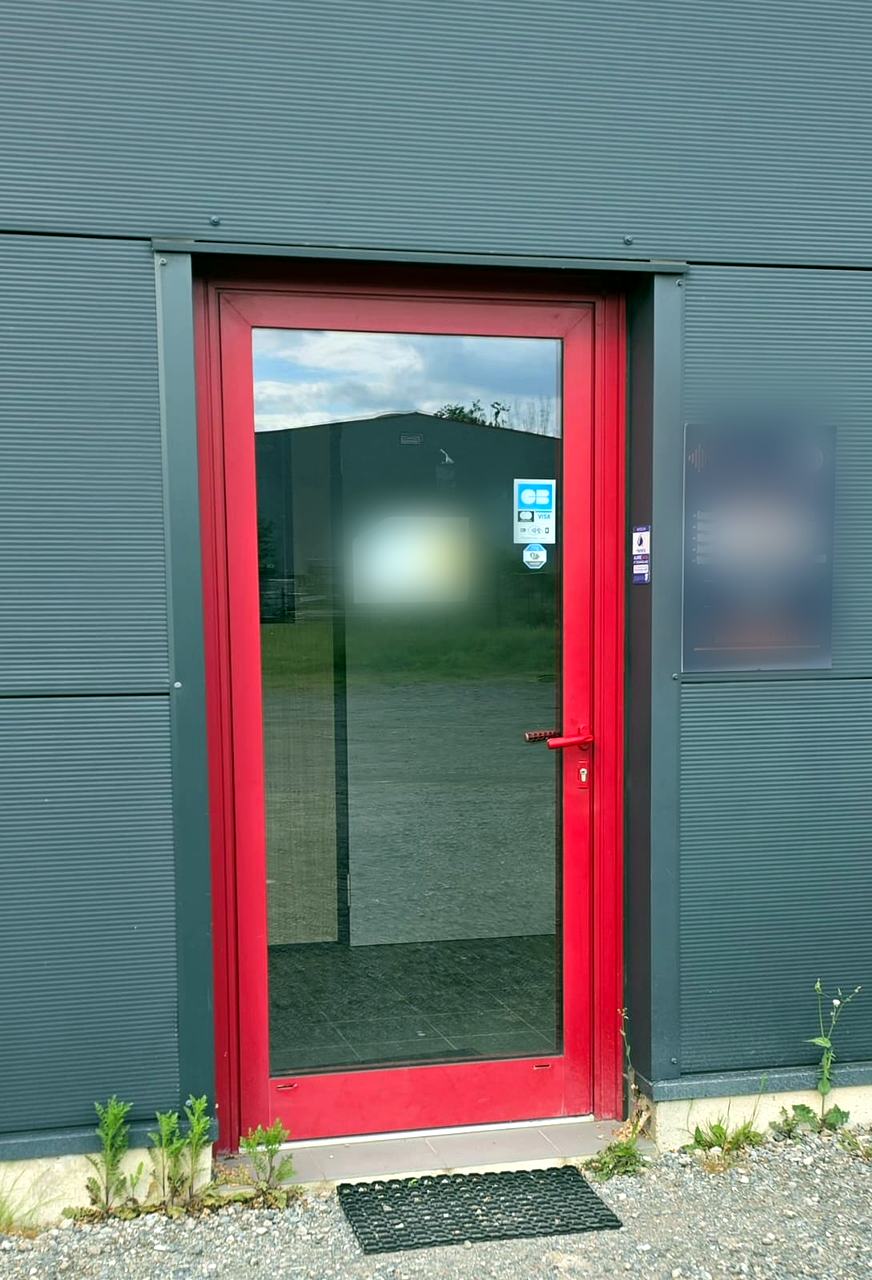 Porte d'entrée d'entreprise dépannée par un serrurier en Pévèle Carembault